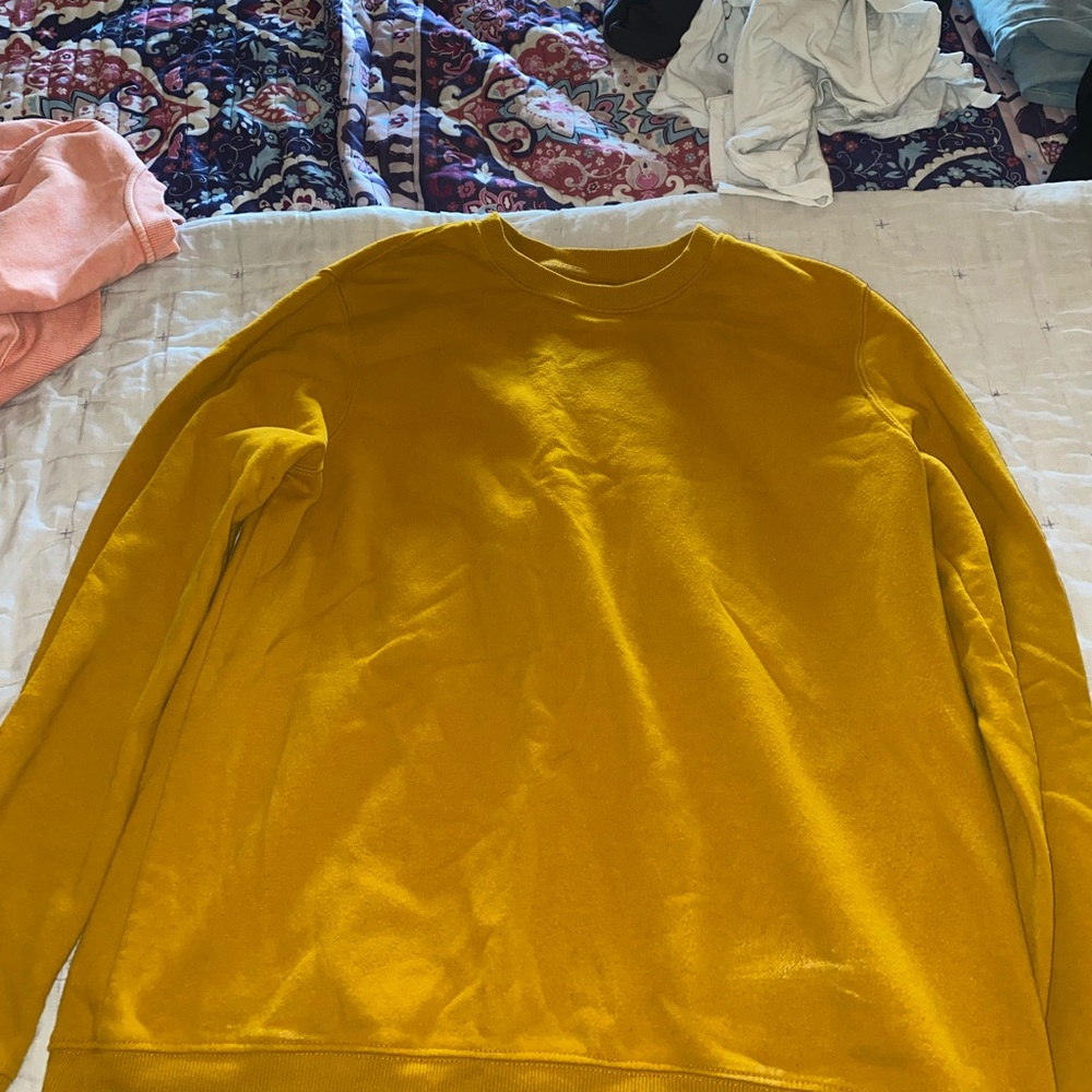 yellow/mustard mens crewneck. large